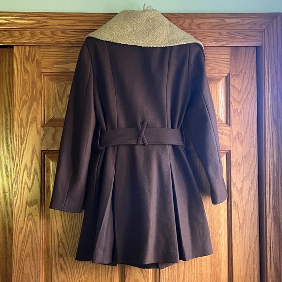 Unique army green, tie waist pea coat with fleece/faux-fur collar - Picture 2 of 3